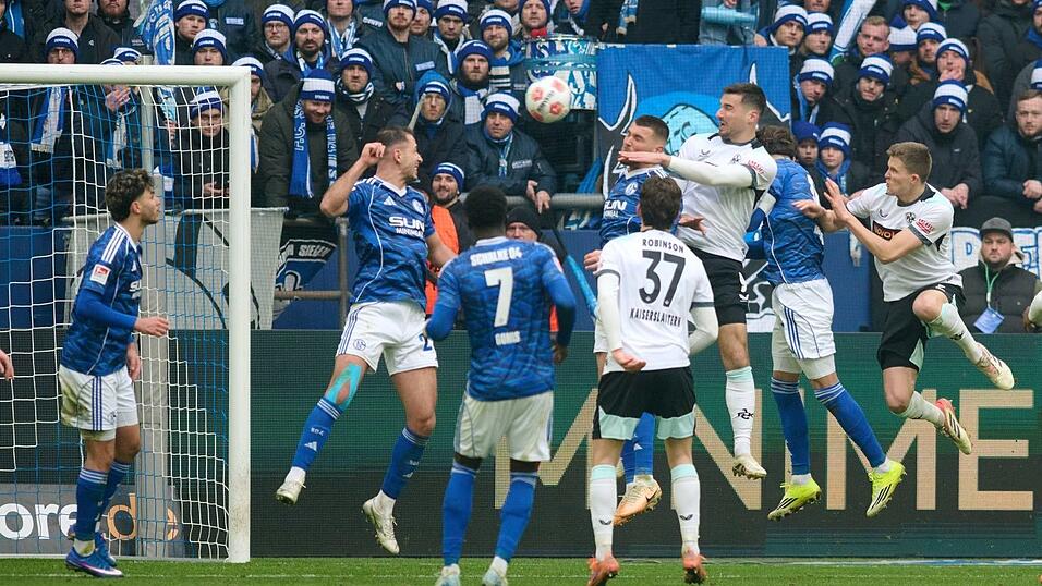 Ivan Prtajin (3.v.r) trifft zum 1:0 f&uuml;r Kaiserslautern.