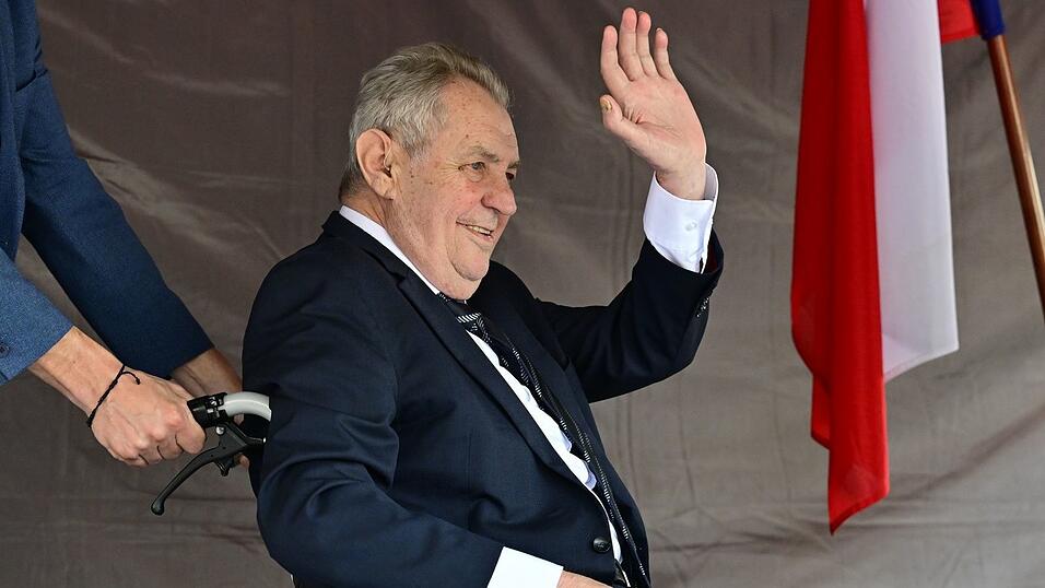 Miloš Zeman, ehemaliger Staatspräsident von Tschechien, wurde bei der Demo gegen den Sudetendeutschen Tag im Rollstuhl auf das Podium geschoben. Miloš Zeman, ehemaliger Staatspräsident von Tschechien, wurde bei der Demo gegen den Sudetendeutschen Tag im Rollstuhl auf das Podium geschoben.