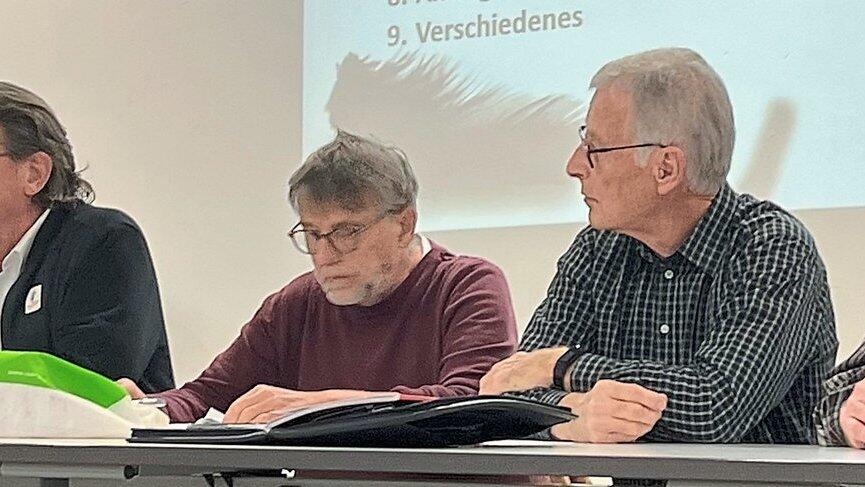 Das Präsidium der Roten Raben mit Präsident Helmut Haider (2. von links) erstattete Bericht über die Saison. Das Präsidium der Roten Raben mit Präsident Helmut Haider (2. von links) erstattete Bericht über die Saison.