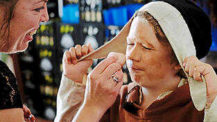 Maria Danner sorgt unter anderem mit einem Brei aus Erde für realistisch schmutzige Volksgesichter. Maria Danner sorgt unter anderem mit einem Brei aus Erde für realistisch schmutzige Volksgesichter.