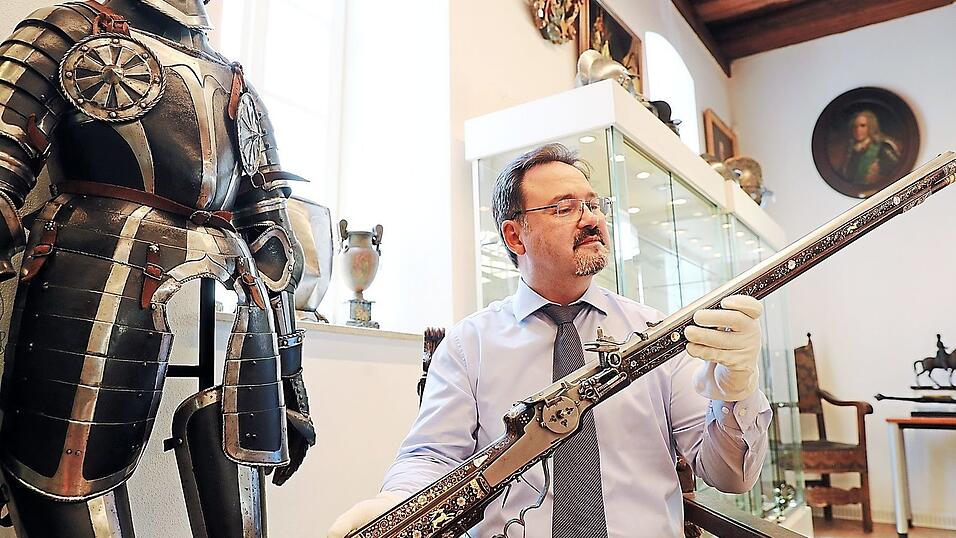 Schätze wie dieses Gewehr aus dem 17. Jahrhundert versteigert Michael Pfanneberg in der Rüstkammer seit mehr als 20 Jahren an namhafte Museen und Bieter aus der ganzen Welt. Schätze wie dieses Gewehr aus dem 17. Jahrhundert versteigert Michael Pfanneberg in der Rüstkammer seit mehr als 20 Jahren an namhafte Museen und Bieter aus der ganzen Welt.