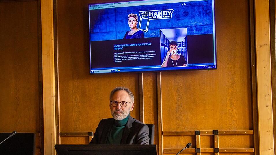 Amtsgerichtsdirektor Dr. Thomas Strau&szlig; wirbt f&uuml;r die Kampagne 'Mach dein Handy nicht zur Waffe'.