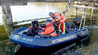 Spürhunde haben laut Polizei auf dem Inselsee am Stadtrand von Güstrow angeschlagen. Am Dienstagmorgen sollen Taucher in dem Bereich zum Einsatz kommen.