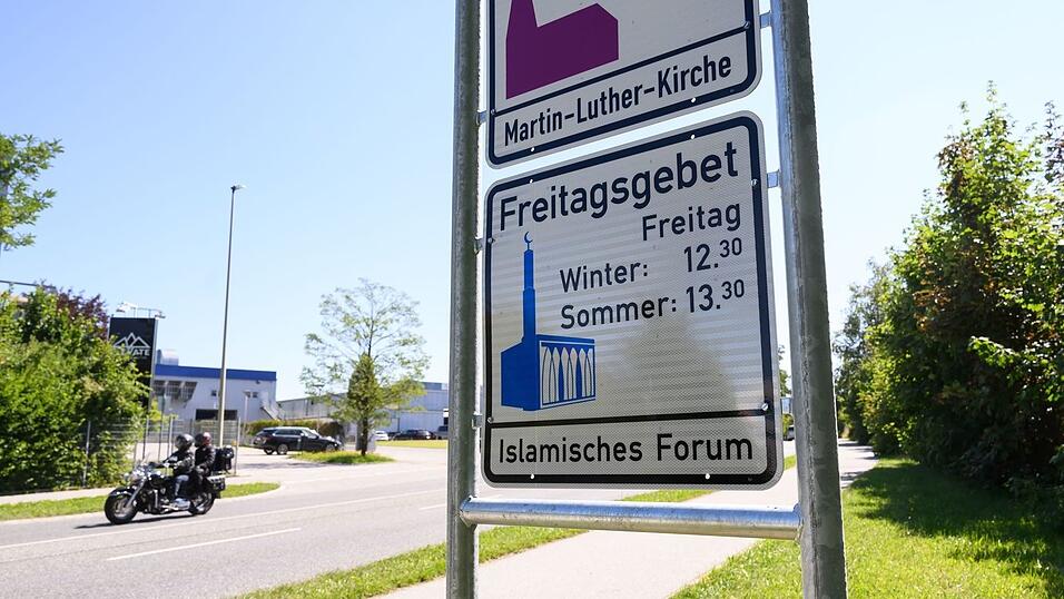 Die letzten drei Hinweisschilder f&uuml;r das Freitagsgebet in Penzberg sind beschmiert worden. (Archivbild)