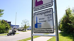 Die letzten drei Hinweisschilder f&uuml;r das Freitagsgebet in Penzberg sind beschmiert worden. (Archivbild)