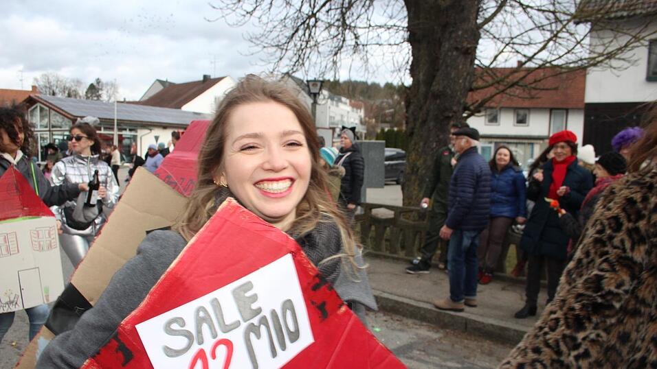Viele Faschings-Fans haben sich am Samstag den Umzug in Langenbach angesehen. Viele Faschings-Fans haben sich am Samstag den Umzug in Langenbach angesehen.