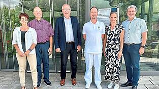 Bei der Vorstellung des Praxisnachfolgers: Silvia Groeneveld, Dr. Gerhard Groeneveld, Landrat Franz Löffler, Dr. Vladimir Trtek, Dr. Stephanie Bötzl und Bürgermeister Sandro Bauer (von links).