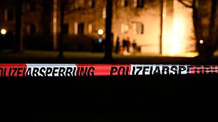 Polizisten fanden die leblose Frau.