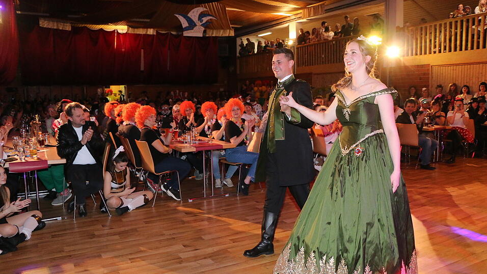 Mit einem traumhaften Walzer begeisterten Prinzessin Kathrin und Prinz Johannes.