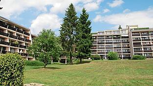 Die Ferienwohnanlage Haus Berghof liegt im Sankt Englmarer Ortsteil Predigtstuhl. Dort ist Dauerwohnen untersagt.