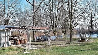 Der Baisch-Weiher in Langenpreising soll in Kioskn&auml;he (l.) einen festen Wasser-, Abwasser und Stromanschluss erhalten. Das beschloss der Gemeinderat in seiner j&uuml;ngsten Sitzung.