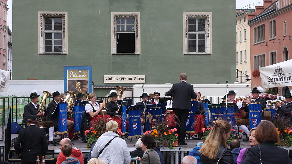 Die Bluval-Klangwolke schwebte am Samstag über Straubing. Die Bluval-Klangwolke schwebte am Samstag über Straubing.