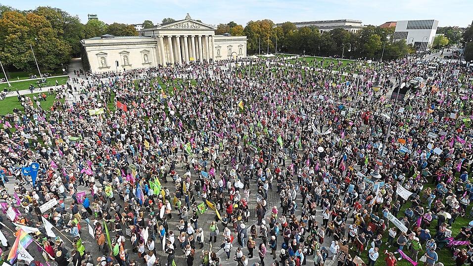 Tausende Demonstranten haben sich am 6. Oktober 2018 in M&uuml;nchen bei der Kundgebung 'Mia ham's satt' auf dem K&ouml;nigsplatz versammelt. Bei der Demonstration f&uuml;r Umwelt- und Tierschutz hatten sich mehr als 80 Organisationen zusammengeschlossen. F&uuml;r den BBV-Referenten Georg Keckl sind solche Veranstaltungen 'reine Hysterie' ohne jeden Faktenbezug.