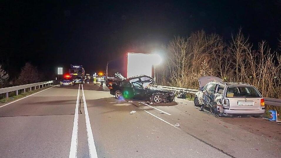 Auf der B20 bei Straubing hat sich am Mittwochabend ein schwerer Unfall ereignet. Auf der B20 bei Straubing hat sich am Mittwochabend ein schwerer Unfall ereignet.