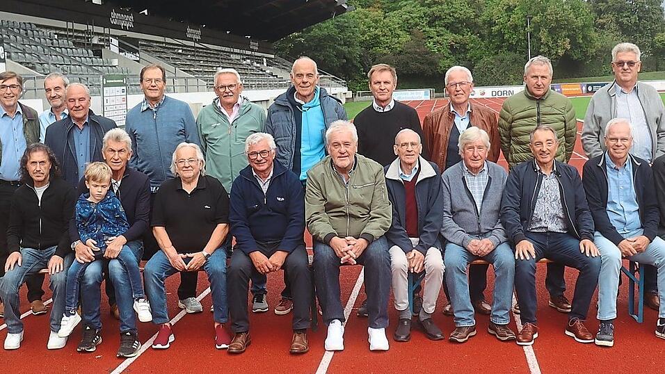JUBIL&Auml;UMSFEIER IM SPORTZENTRUM (hintere Reihe von links): Anton Huber, Albert Gr&uuml;ner, Richard Limmer, Vereinsvorstand Manfred Maier, Josef Arndt, Bert Fischl, Franz Bruckmeier, Paul Labermeyer, G&uuml;nter Steinberger, Josef Zimmer, Anton Fr&ouml;hler und Rudi Spitzlberger sowie (vorne von links) Konrad Fraunhofer, Klaus Augenthaler mit Sohn Max, Helmut Wirth, Horst 'Bubi' Oehl, Peter Winzinger, die Sportleiter Werner Pekok und Rudi Franz, Alfred Arbinger, Heinz Loder und Trainer Helmut Meier.