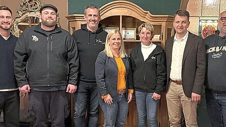 Die neue Vorsitzende des Gewerbevereins Anna Stuhlberger (4.v.l.) mit der Vorstandschaft und B&uuml;rgermeister Christian Pr&ouml;bst (2.v.r).