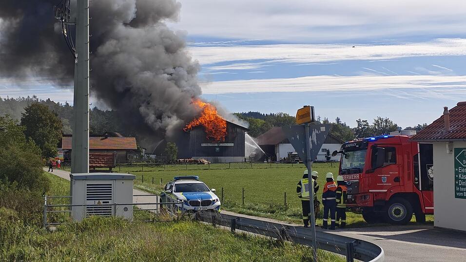 Auf einem landwirtschaftlichen Anwesen bei Vilsbiburg ist am Sonntag ein Feuer ausgebrochen. Auf einem landwirtschaftlichen Anwesen bei Vilsbiburg ist am Sonntag ein Feuer ausgebrochen.