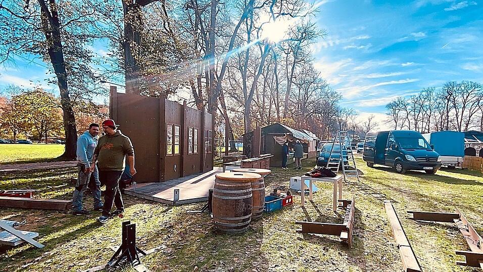 In 17 Tagen beginnt nach zwei Jahren Zwangspause der Christkindlmarkt: Er findet heuer auf der Ringelstecherwiese statt. Dort wird bereits flei&szlig;ig aufgebaut.