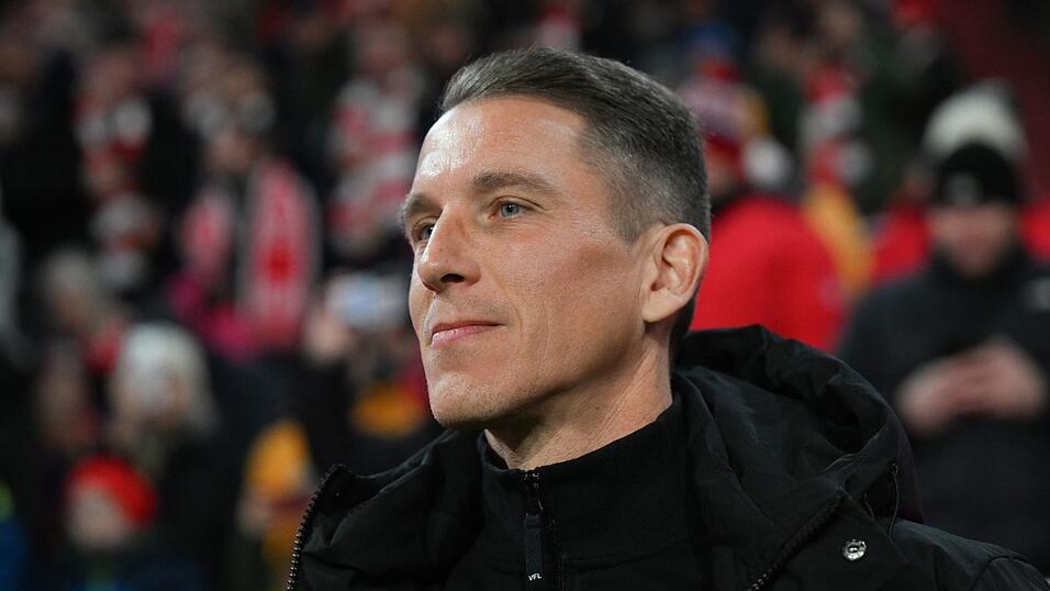 F&uuml;r Daniel Bauer war das 1:8 eine ganz bittere M&uuml;nchen-Premiere als Wolfsburger Cheftrainer.