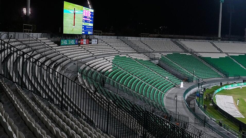Um Sprit zu sparen, spielt die pakistanische Kricket-Liga seit Donnerstag vor leeren R&auml;ngen.
