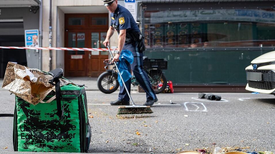Polizisten und Rettungskr&auml;fte r&uuml;ckten zum Ort des Geschehens aus. (Symbolbild)
