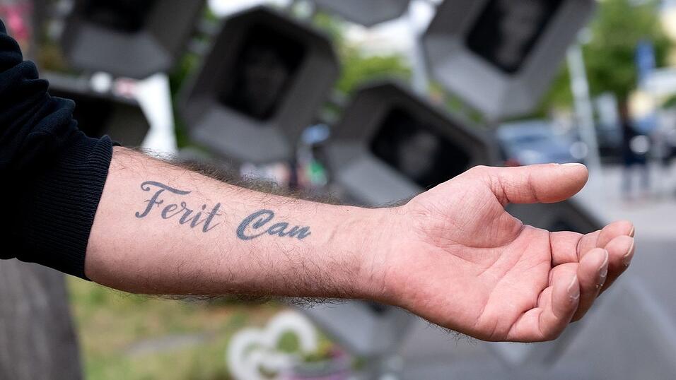 Der Vater Hasan hat sich die Namen des getöteten Can und dessen älterem Bruder Ferit auf seinen Arm tätowieren lassen. Der Vater Hasan hat sich die Namen des getöteten Can und dessen älterem Bruder Ferit auf seinen Arm tätowieren lassen.