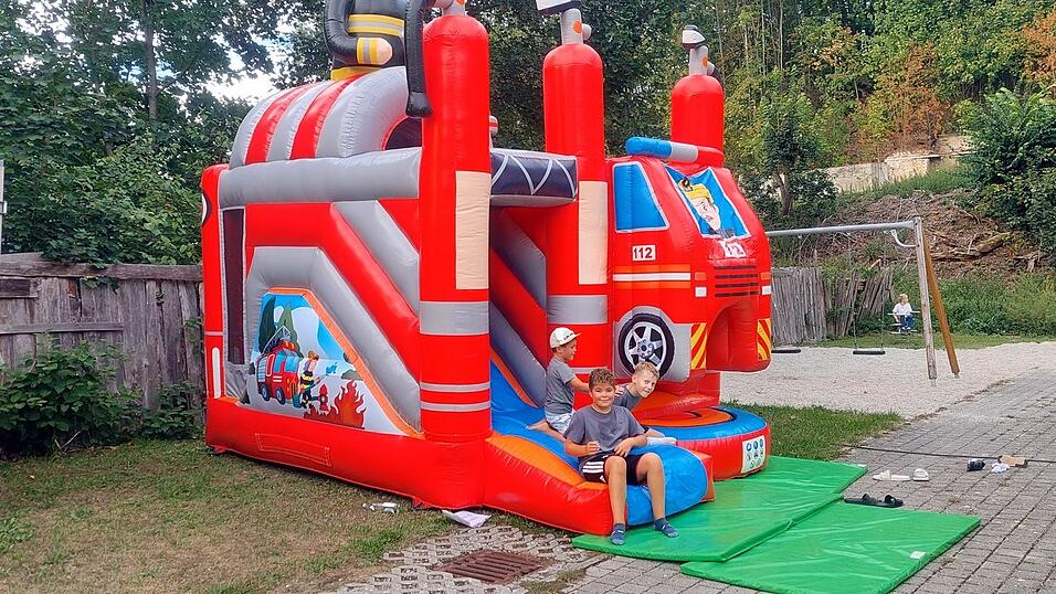 Auch die Kinder ihren Spaß beim 44. Dorffest: Die Feuerwehr Wildthurn hatte eine Hüpfburg organisiert, auf der sie sich austoben konnten. Auch die Kinder ihren Spaß beim 44. Dorffest: Die Feuerwehr Wildthurn hatte eine Hüpfburg organisiert, auf der sie sich austoben konnten.