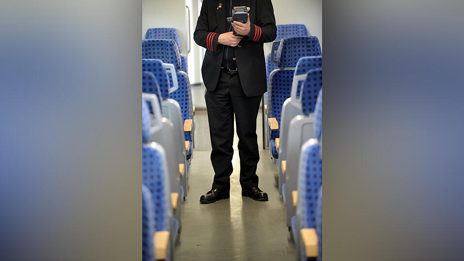 Der Zugbegleiter erlitt eine Kopfplatzwunde. (Symbolfoto) Der Zugbegleiter erlitt eine Kopfplatzwunde. (Symbolfoto)