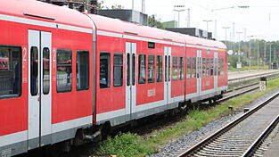 In der Regionalbahn 33 zwischen Moosburg und Landshut kam es am Montagmorgen zu der Auseinandersetzung. (Symbolfoto) In der Regionalbahn 33 zwischen Moosburg und Landshut kam es am Montagmorgen zu der Auseinandersetzung. (Symbolfoto)
