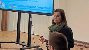Ina Biedermann-Schmid stellte in der Sitzung die Bedeutung des Familienstützpunkts dar. Der Ort diene der Begegnung und um Erfahrungen auszutauschen, sagte sie. Der Bedarf sei groß und ohne die Hilfe der Netzwerkpartner nicht zu stemmen. Ina Biedermann-Schmid stellte in der Sitzung die Bedeutung des Familienstützpunkts dar. Der Ort diene der Begegnung und um Erfahrungen auszutauschen, sagte sie. Der Bedarf sei groß und ohne die Hilfe der Netzwerkpartner nicht zu stemmen.