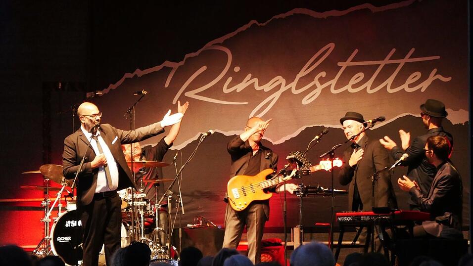 Mit seiner Tour zum Album 'Heile Welt' war Hannes Ringlstetter zweimal in Passau zu Gast.