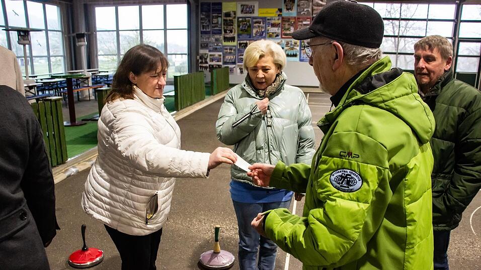 Mas Seebauer lässt Marianne Schieder (SPD), Ileana Pößl (FDP) und Jürgen Rappert (Werteunion) ziehen, zu welchem Team zu gehören. Mas Seebauer lässt Marianne Schieder (SPD), Ileana Pößl (FDP) und Jürgen Rappert (Werteunion) ziehen, zu welchem Team zu gehören.