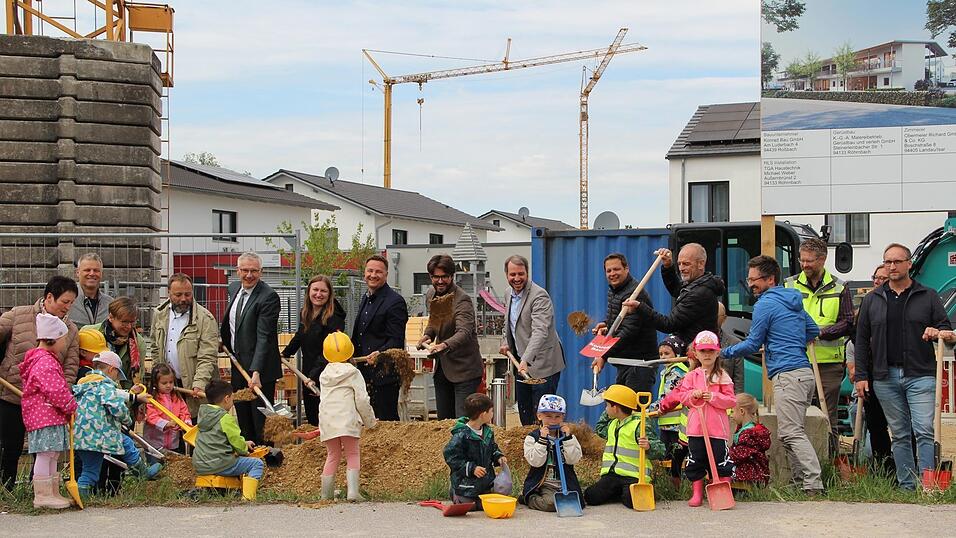 Die Kinder des Kindergartens 'Regenbogenland' fanden den Spatenstich super.