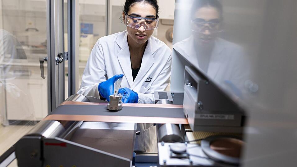 Noch sind die Stückzahlen bescheiden: Nur einige Hundert Batteriezellen pro Tag verlassen anfangs das Werk. Noch sind die Stückzahlen bescheiden: Nur einige Hundert Batteriezellen pro Tag verlassen anfangs das Werk.