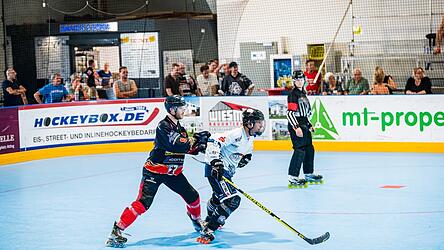Blick nach vorne: Tobias Schwarzmüller und die Attinger Wölfe wollen nach dem am Grünen Tisch gesicherten Klassenerhalt noch versuchen, die Playoffs in der 1. Skaterhockey-Bundesliga zu erreichen. Blick nach vorne: Tobias Schwarzmüller und die Attinger Wölfe wollen nach dem am Grünen Tisch gesicherten Klassenerhalt noch versuchen, die Playoffs in der 1. Skaterhockey-Bundesliga zu erreichen.