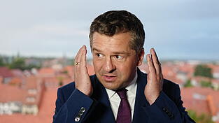 Gemeinsam mit der Linkspartei könnte Sachsen-Anhalts Ministerpräsident Sven Schulze (CDU) derzeit auch ohne Mehrheit regieren. Gemeinsam mit der Linkspartei könnte Sachsen-Anhalts Ministerpräsident Sven Schulze (CDU) derzeit auch ohne Mehrheit regieren.