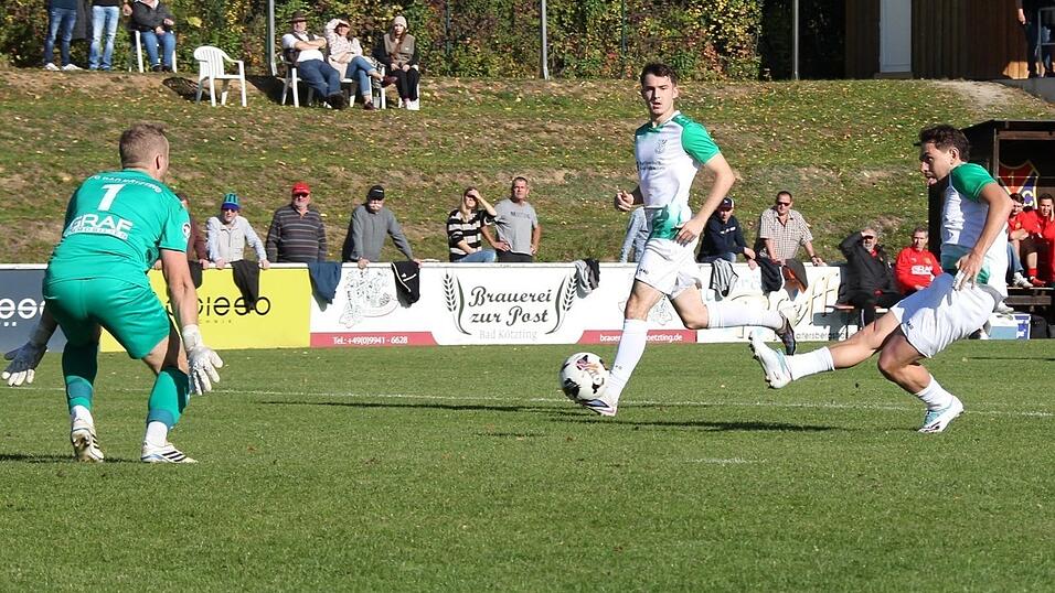 In dieser Szene erzielt der Bad Abbacher Jannik Graf (r.) die Führung für seine Mannschaft. Kötztings Torhüter Tobias Vogl (in Grün) ist beim platzierten Schuss des ehemaligen Drittligaspielers (bei Jahn Regensburg) ohne Chance. In dieser Szene erzielt der Bad Abbacher Jannik Graf (r.) die Führung für seine Mannschaft. Kötztings Torhüter Tobias Vogl (in Grün) ist beim platzierten Schuss des ehemaligen Drittligaspielers (bei Jahn Regensburg) ohne Chance.