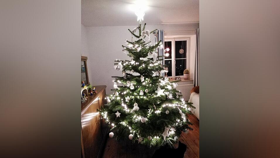 'Gerne folgen wir Eurem Aufruf und zeigen Euch unseren Christbaum, den ich zusammen mit meiner 9-j&auml;hrigen Tochter Jula geschm&uuml;ckt habe. Wir w&uuml;nschen Euch noch eine wundersch&ouml;ne Weihnachtszeit.'