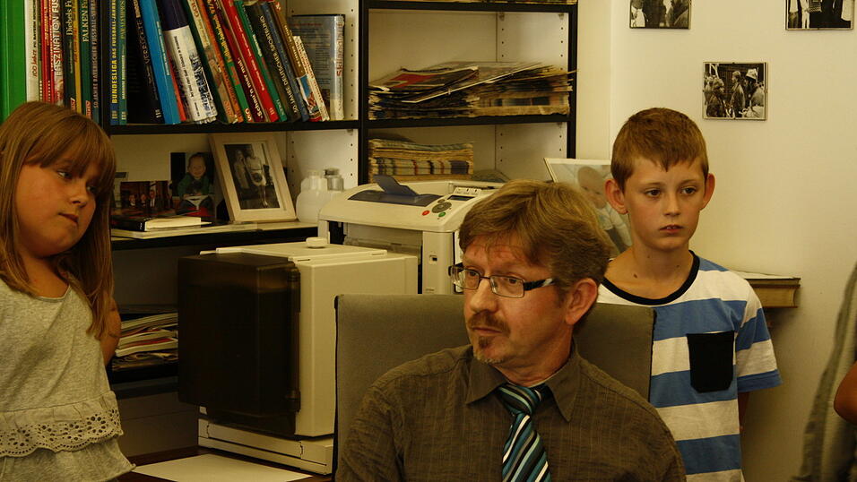 Die 4a und 4b der Grundschule Alburg besuchte am Donnerstag, 11. Juli, zusammen mit ihren Lehrerinnen Frau Scheer und Frau Schill das Verlagshaus des Straubinger Tagblatts. (Foto: Pfeffer) Die 4a und 4b der Grundschule Alburg besuchte am Donnerstag, 11. Juli, zusammen mit ihren Lehrerinnen Frau Scheer und Frau Schill das Verlagshaus des Straubinger Tagblatts. (Foto: Pfeffer)