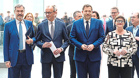 CSU-Chef Markus Söder (v. l.), CDU-Chef und designierter Kanzler Friedrich Merz, die SPD-Vorsitzenden Lars Klingbeil und Saskia Esken versprechen Änderungen bei Migration, Steuern und Bürgergeld.