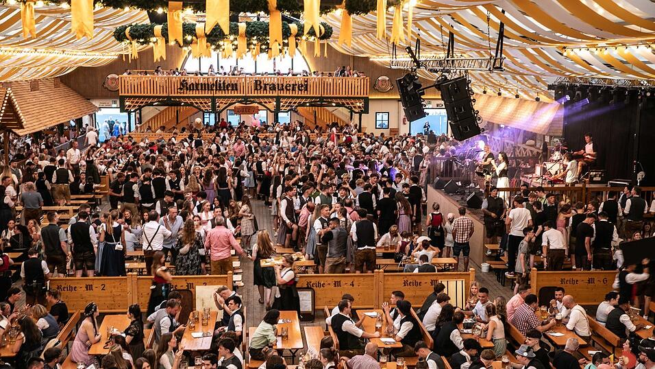 Das sind die Partybilder vom Dienstag, 12. August, aus dem Festzelt Nothaft. Das sind die Partybilder vom Dienstag, 12. August, aus dem Festzelt Nothaft.