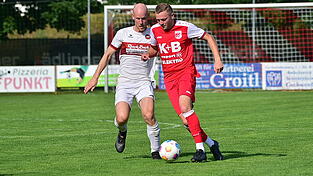 Das Hinspiel im Juli endete für die Rodinger um Florian Lehner (rot) mit einem 2:2-Unentschieden.