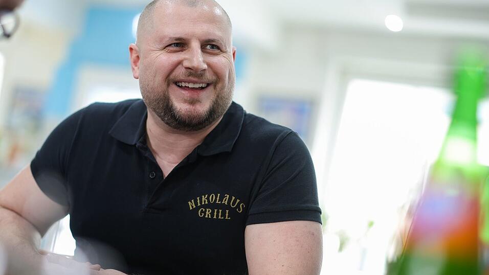 Imbissbetreiber Stergios Angelou bietet den &laquo;Taxi-Teller&raquo; schon l&auml;nger an, hat aber in j&uuml;ngster Zeit deutlich mehr Bestellungen.