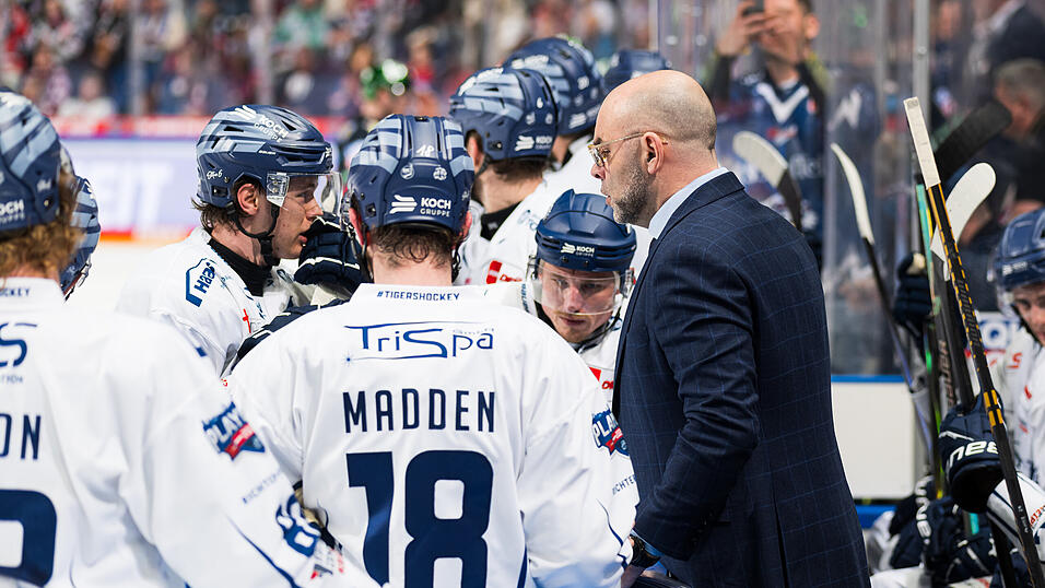 M&uuml;ssen sich bis zum n&auml;chsten Spiel ausf&uuml;hrlich besprechen: Trainer Craig Woodcroft und seine Spieler.