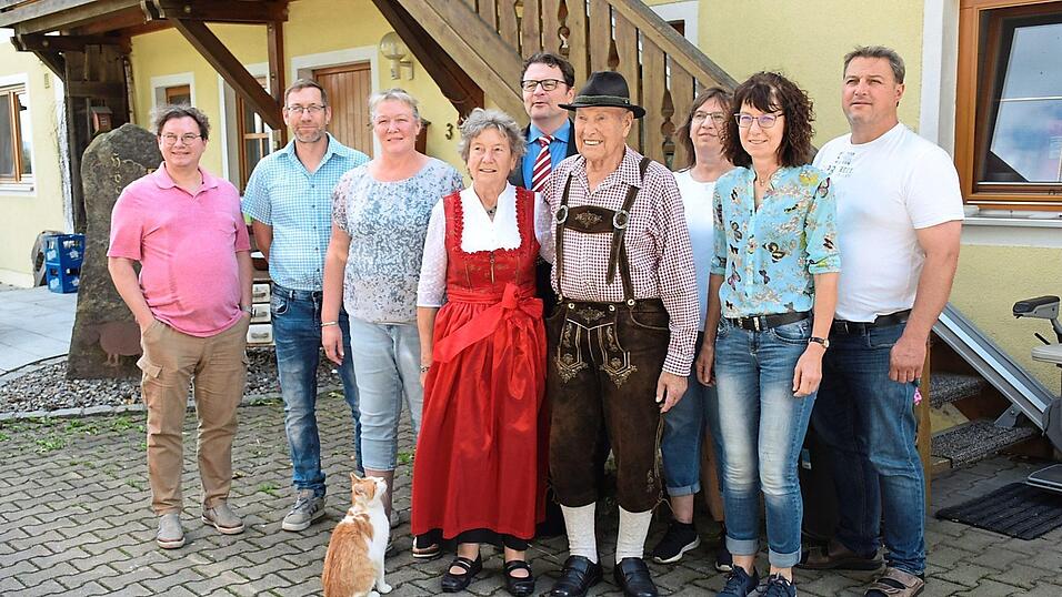Anna und Franz Höcherl (in Tracht) können Diamantene Hochzeit feiern. Anna und Franz Höcherl (in Tracht) können Diamantene Hochzeit feiern.
