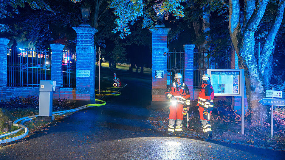 Das alte Jagdschloss in Donaustauf geriet in der Nacht auf Montag in Brand. Der entstandene Schaden dürfte immens sein. 
