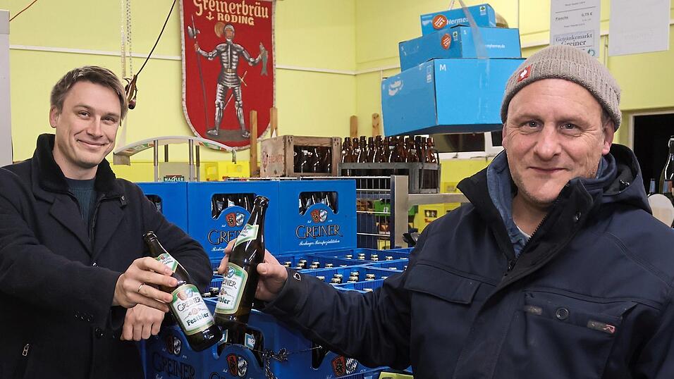 Die letzte Halbe Festbier: Redakteur Alexander Laube und Festwirt Stefan Fichtl (rechts) schwelgen in Erinnerungen an ein erfolgreiches Volksfest und sprechen über die Planungen für das kommende Jahr, in dem Greiner das 100-jährige Bestehen feiert. Die letzte Halbe Festbier: Redakteur Alexander Laube und Festwirt Stefan Fichtl (rechts) schwelgen in Erinnerungen an ein erfolgreiches Volksfest und sprechen über die Planungen für das kommende Jahr, in dem Greiner das 100-jährige Bestehen feiert.