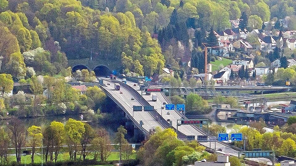 Jeweils eine der beiden R&ouml;hren des Pfaffensteiner Tunnels muss f&uuml;r die Sanierung gesperrt werden. Die anschlie&szlig;ende Donaubr&uuml;cke wird durch einen Neubau ersetzt.