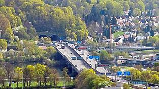 Jeweils eine der beiden Röhren des Pfaffensteiner Tunnels muss für die Sanierung gesperrt werden. Die anschließende Donaubrücke wird durch einen Neubau ersetzt. Jeweils eine der beiden Röhren des Pfaffensteiner Tunnels muss für die Sanierung gesperrt werden. Die anschließende Donaubrücke wird durch einen Neubau ersetzt.