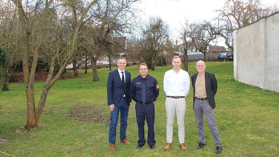 Leitender Regierungsdirektor Andreas Stoiber, Vollzugsleiter Robert Ferwagner, Richter Florian Grotz und Sozialarbeiter Rolf Freiberg im Garten des Amtsgericht. Er wird in normalen Zeiten von den Insassen der Jugendarrestanstalt in Ordnung gehalten.